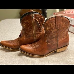 Dingo women’s boots 9.5 Wide Width